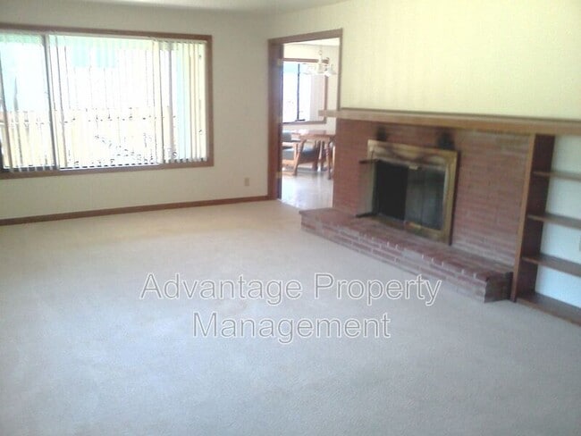 Building Photo - 259 Walnut Dr S