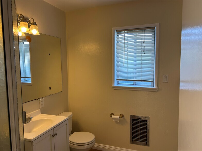 Building Photo - 8934 Callita St