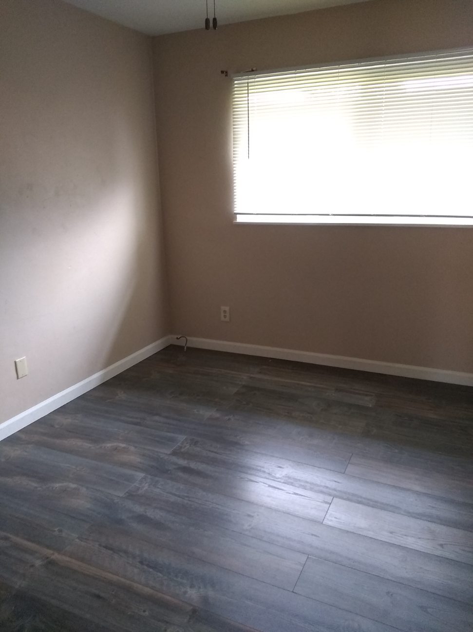 Building Photo - 117 E Poos Dr