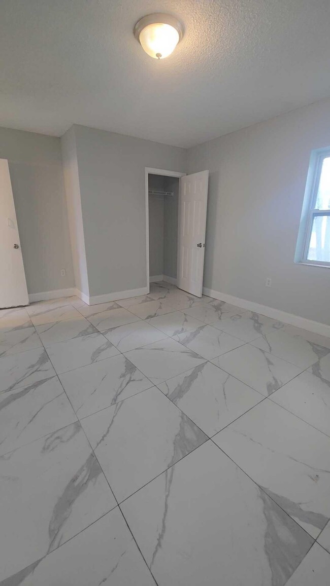 Building Photo - 621 NW 5th Ave