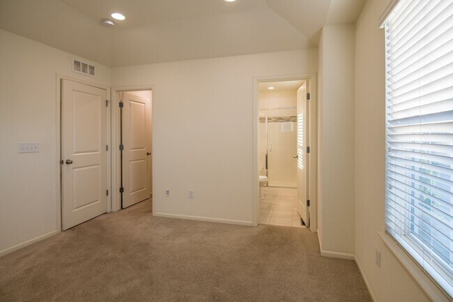 Building Photo - 2 Bedroom 2 1/2 Bath in Mosaic