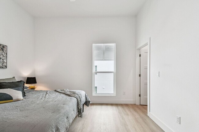 Building Photo - A charming coastal townhouse, just minutes from downtown St. Pete!