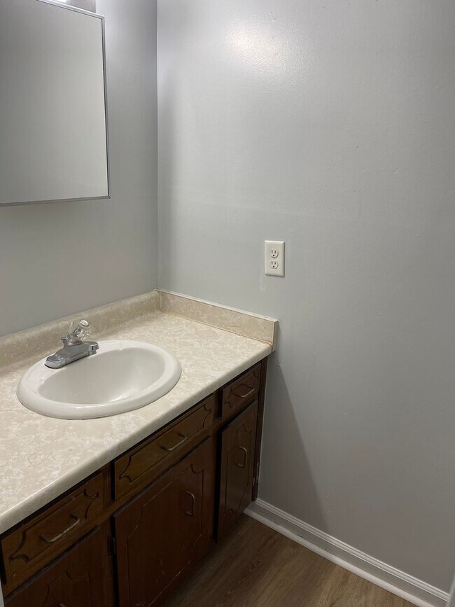 Building Photo - 2 Bedroom/ 1.5 Bathroom Duplex on Old Epps Bridge Rd!  Available early June!