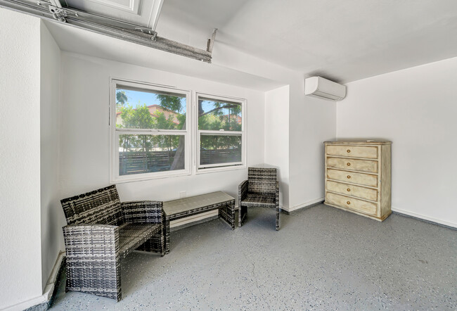 Building Photo - 7713 Oakdale Ave