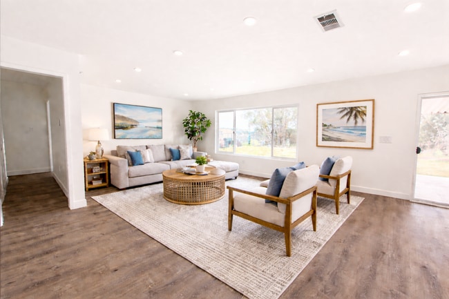 Building Photo - Newly Remodeled Interior 3BD! Enclosed Backyard! AC! Washer and Dryer!