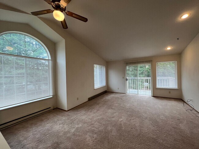 Building Photo - Great Two Bedroom in Roosevelt Neighborhood