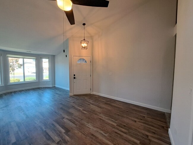 Building Photo - Absolutely Stunning Home in Browns Valley!