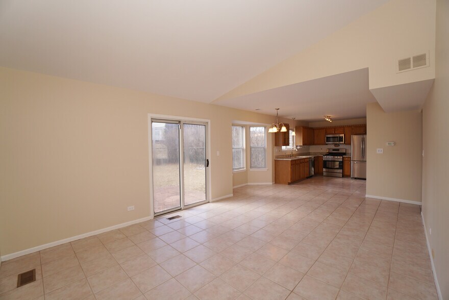 Family Room / Dining Room - 86 Bradford Ln