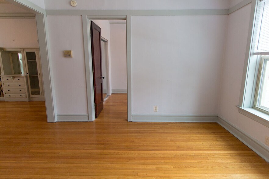 Building Photo - 1355 W Winona St