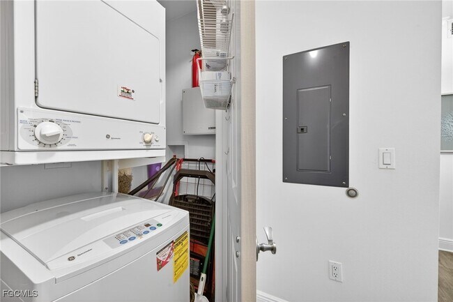 Building Photo - 2825 Palm Beach Blvd