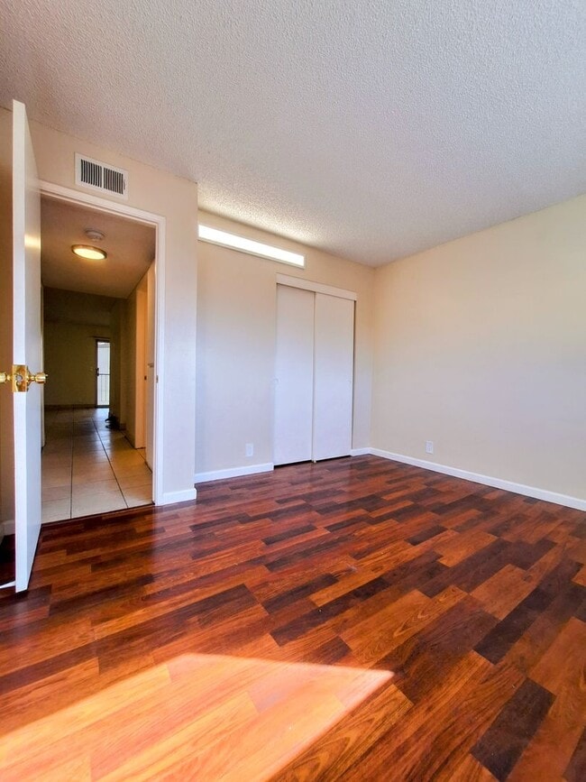 Building Photo - Beautifully Remodeled Second Floor Condo A...