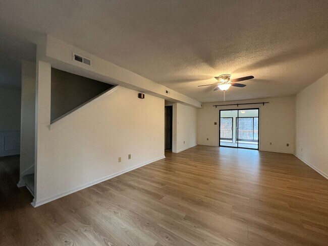 Building Photo - Move-in Ready!