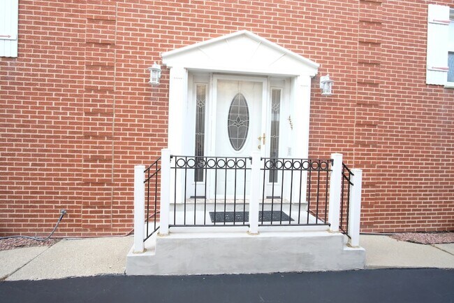 Building Photo - 8418 W Oak Ave