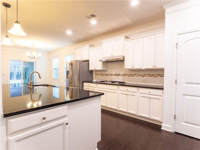 Building Photo - 4865 Alexandria Ave