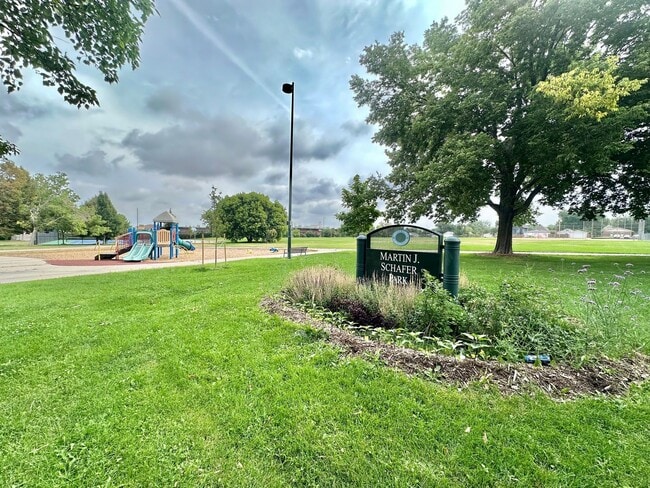 Building Photo - Cozy 3-bed, 1-bath Duplex in Denver's Vibr...