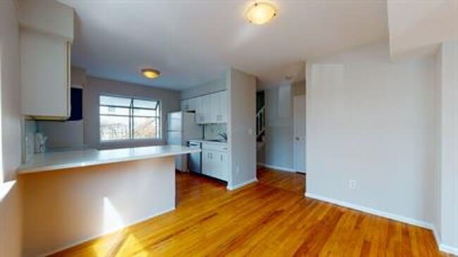 Building Photo - 2 Bedroom 2.5 Bath Townhouse