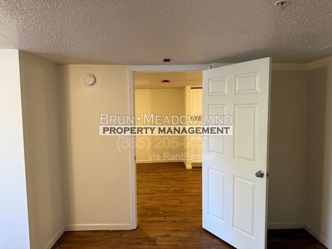 Building Photo - 502 E Red Bud Rd