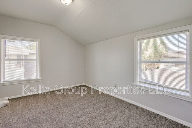 Building Photo - 875 19th Ave S
