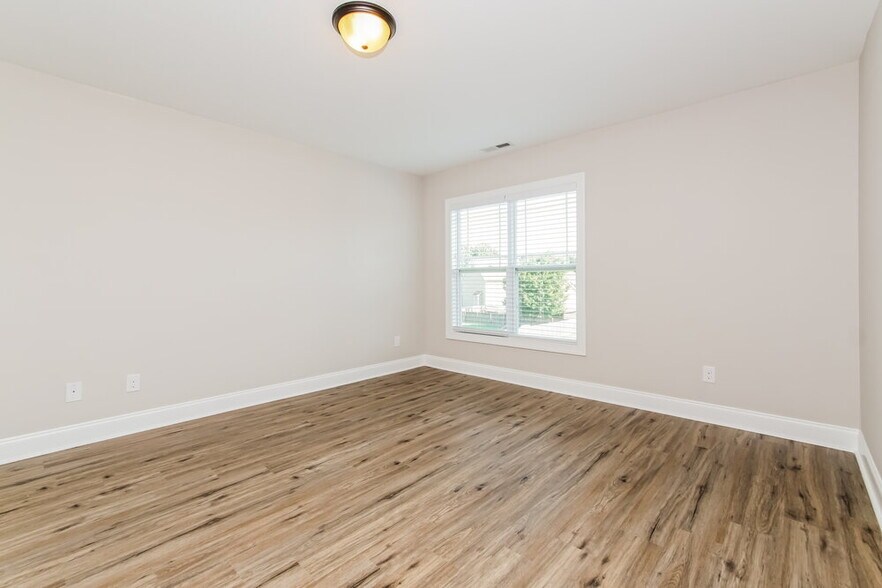 Building Photo - 45 Oakton Dr