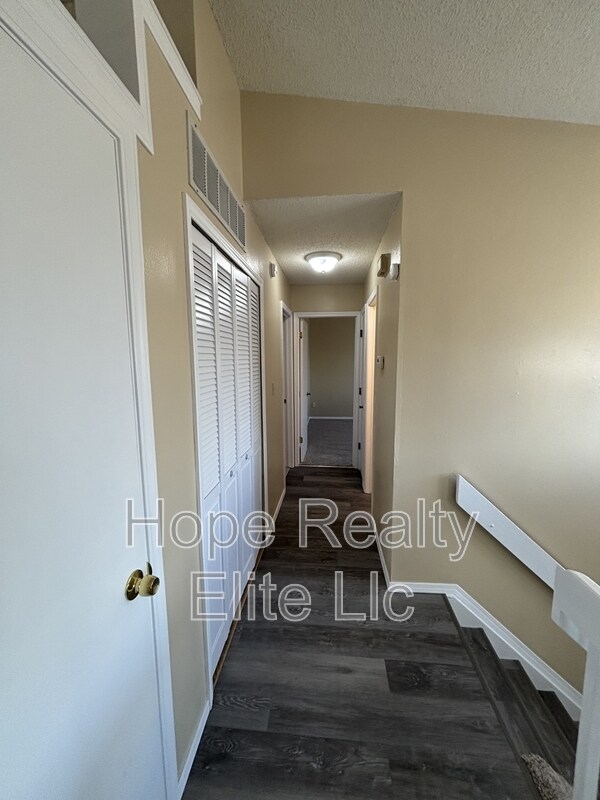 Building Photo - 902 Rancher Dr