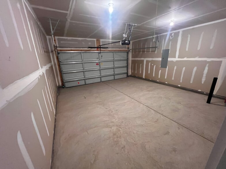 Building Photo - Room in House on Cramer Crk Dr