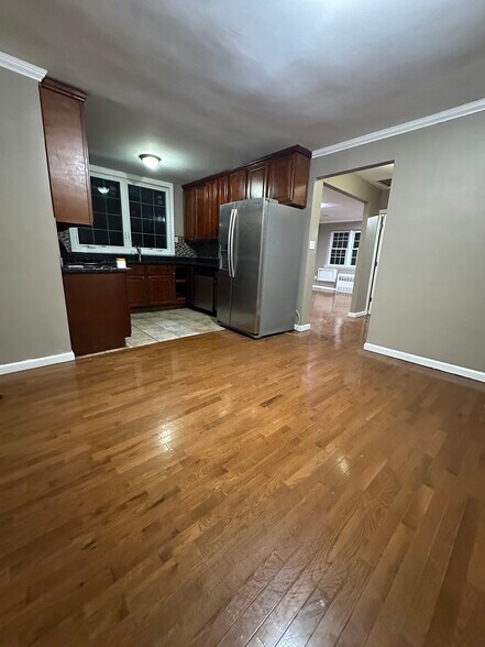 Building Photo - 1135 E 84th St