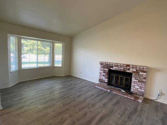 Building Photo - 6 MONTH LEASE - 3 Bedroom / 2 Bath Great C...