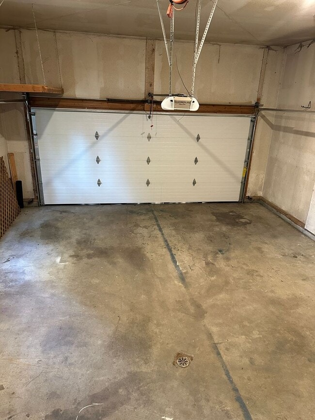 Building Photo - Kempton Hills 3 Bedroom/2.75 Bath Home with Sauna!