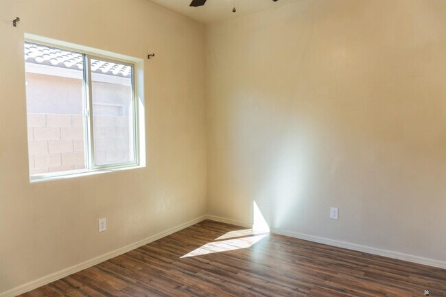 Building Photo - 2549 S 42nd Ave