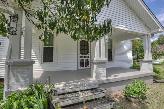 Building Photo - 308 Elm Ave