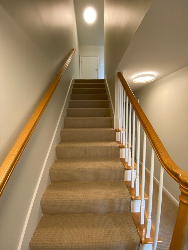 Building Photo - Beautiful, Spacious Condo in Excellent Location!