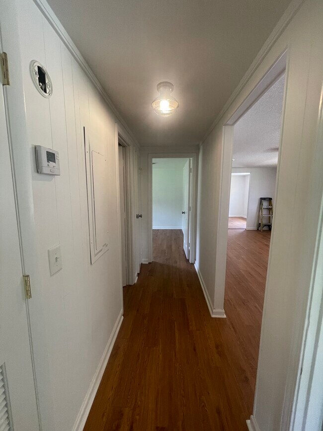 Hallway - 1001 Moreland Dr
