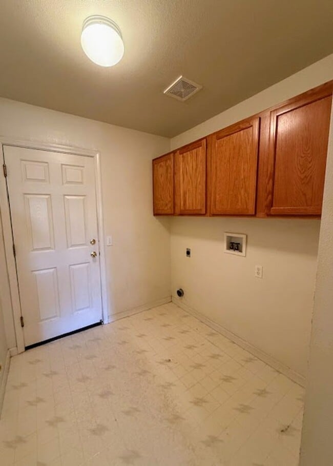 Building Photo - beautiful carson home with amazing yard an...