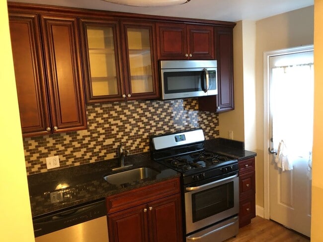 Building Photo - Beautiful, Spacious Townhome in Dundalk Area