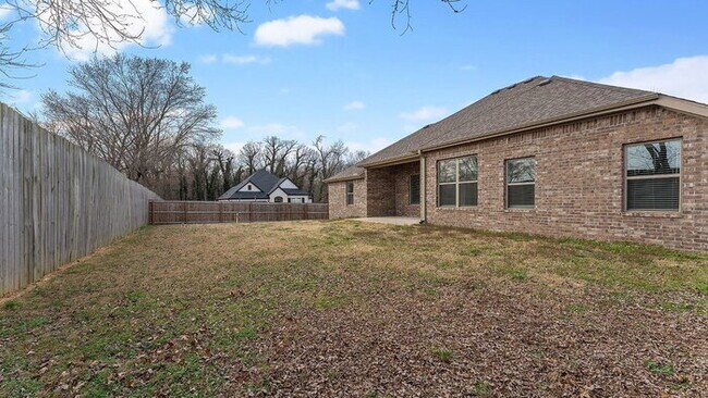 Building Photo - "Charming 4-Bed Oasis with 2 Full Baths in Prime Fayetteville Location – 1800 Sq Ft of Comfort!"