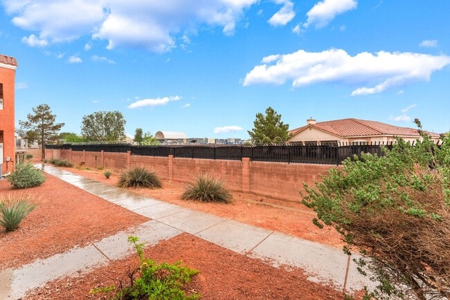 Building Photo - 3 Bedroom Condo with an Open Floor Plan!