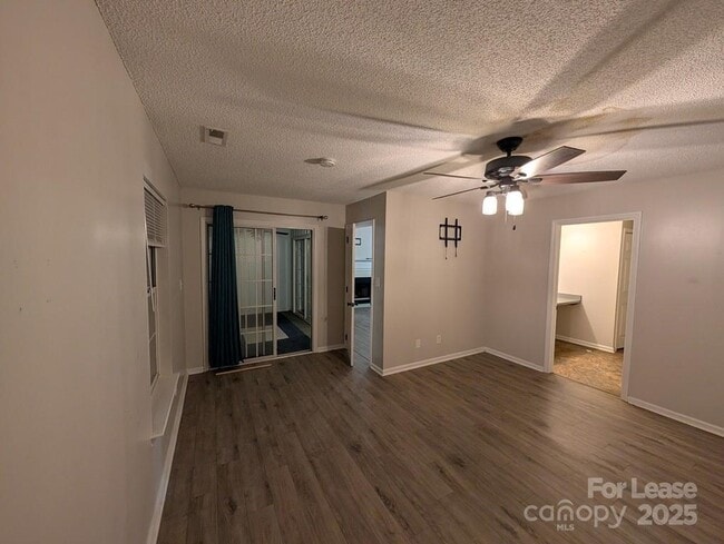 Building Photo - 1560 Hunt Club Ct