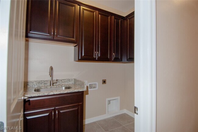 Building Photo - 3025 Sunset Pointe Cir