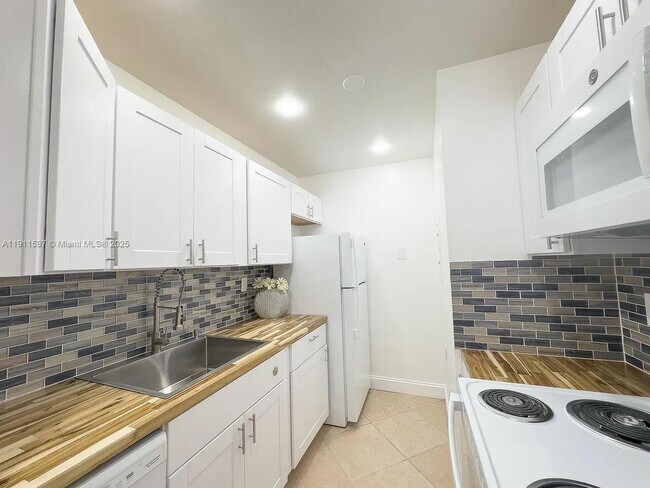 Building Photo - 1201 Lake Victoria Dr