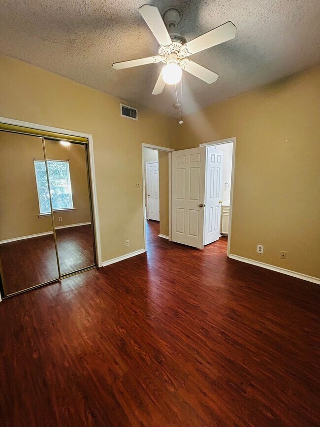 Building Photo - 2414 Longview St