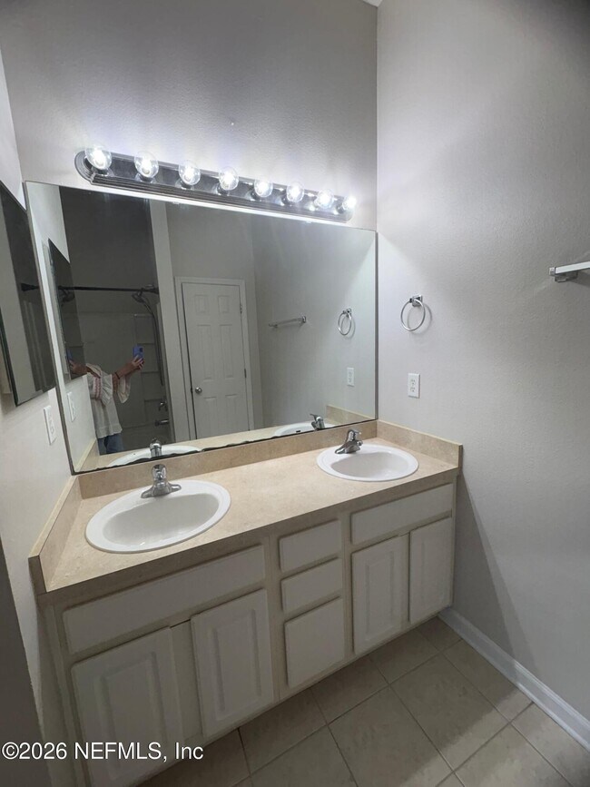 Building Photo - 607 Crystal Way