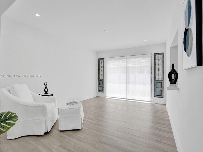 Building Photo - 845 Ludlam Dr