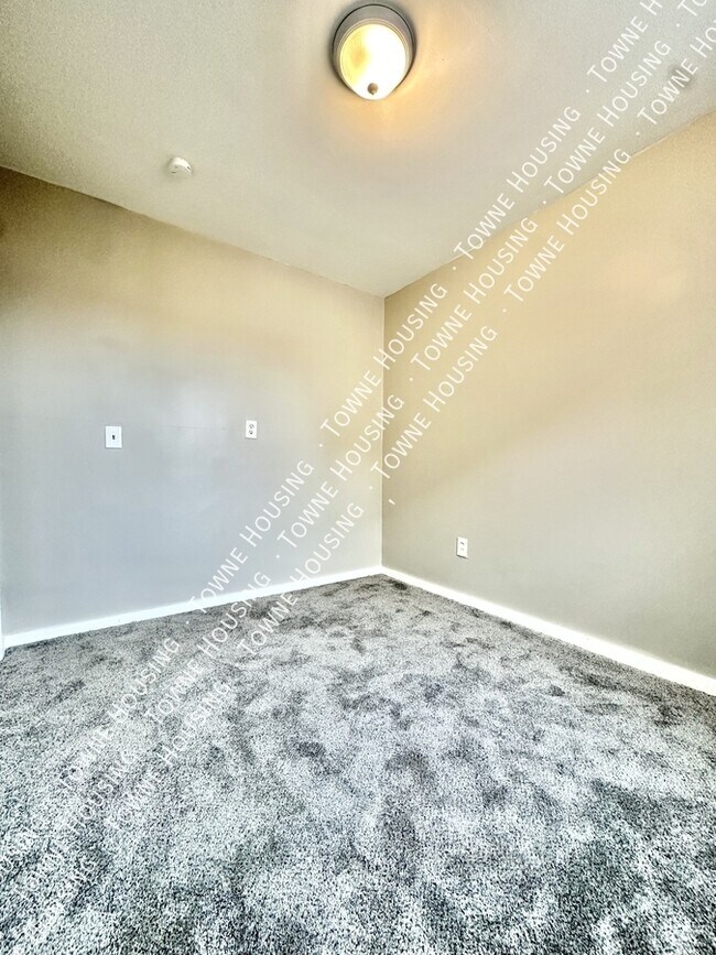 Building Photo - 40 Lawrence Pl