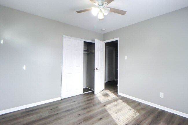 Building Photo - Spacious 3 Bedroom Sunnyside Duplex