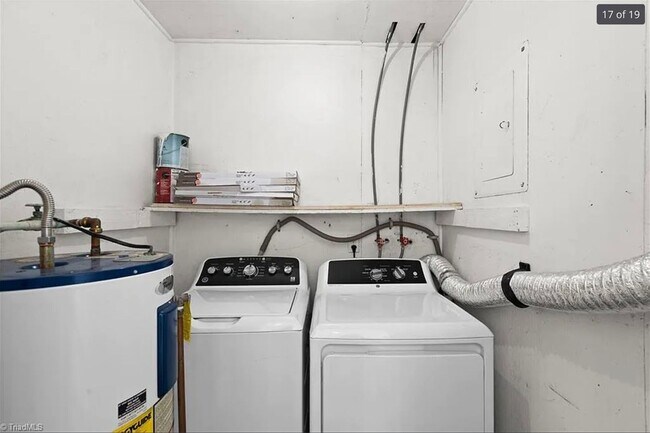 Building Photo - HALF OFF first month's rent - 2 bedroom/1.5 bathroom townhome in Ardmore