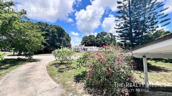 Building Photo - 904 Hall St