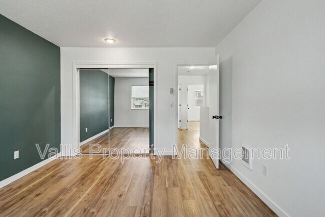 Building Photo - 5260 Springcrest Dr S