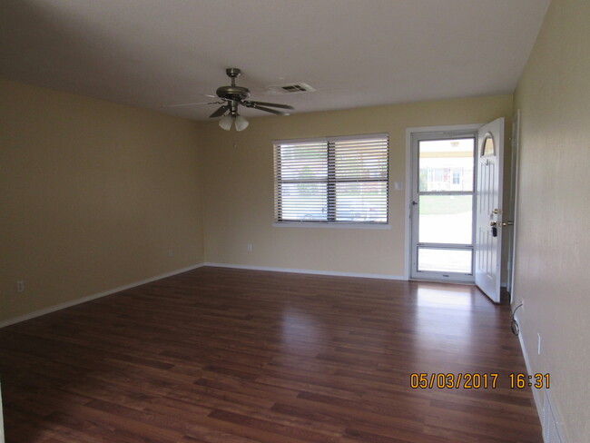 Building Photo - Very nice spacious home! No Carpet! Pet Fr...