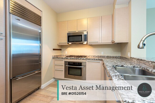 Building Photo - Luxurious High-Rise Living with Iconic San Francisco Views