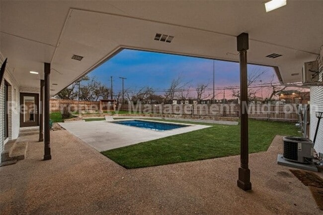 Building Photo - Stunning 4-Bedroom Retreat with Designer T...
